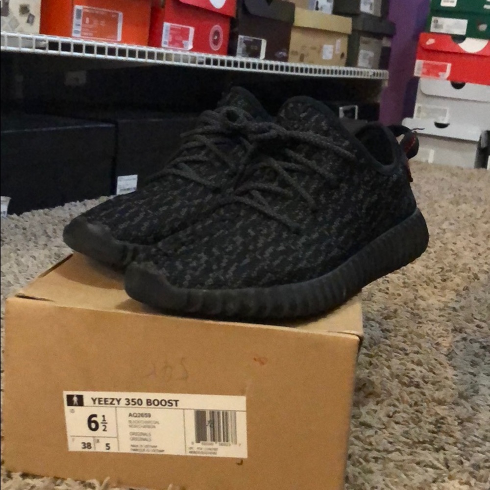 BLACK YEEZY 350 BOOST